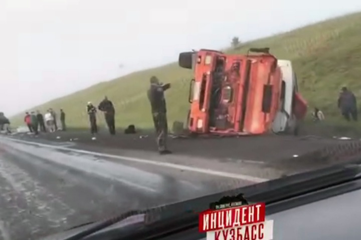 Грузовик врезался в автобус вахтовиков в Кузбассе. 11 человек пострадали