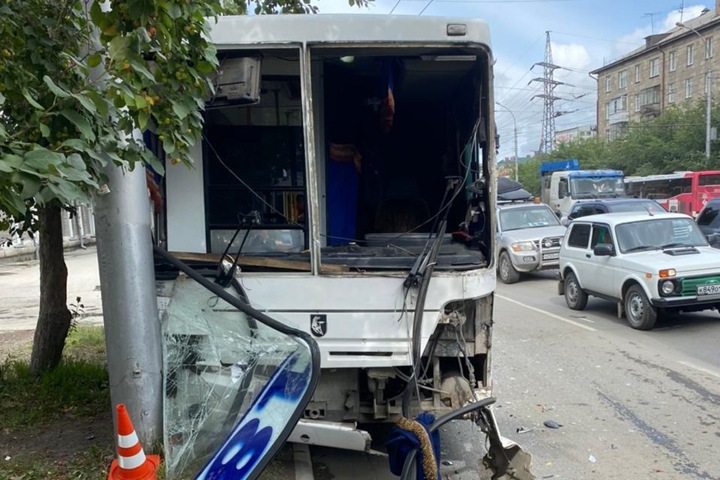 Пассажирский автобус разбился в Новосибирске при столкновлении с холодильником