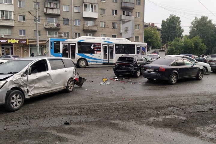 Пьяный водитель Volkswagen устроил массовое ДТП с пострадавшей в Новосибирске