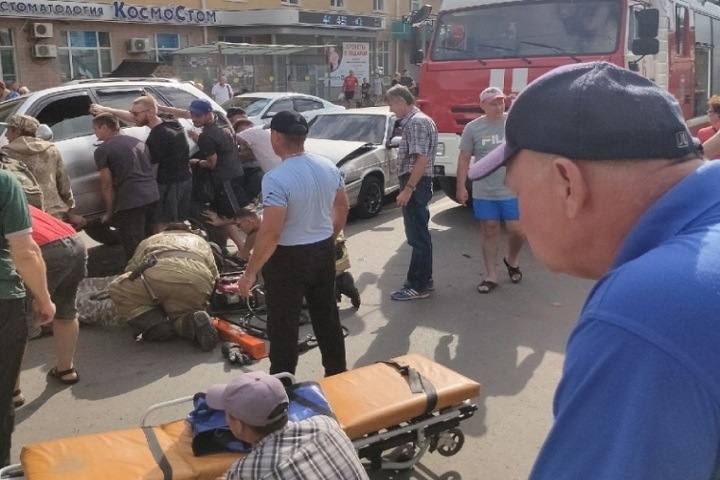 Прохожие в Омске подняли наехавший на велосипедиста автомобиль