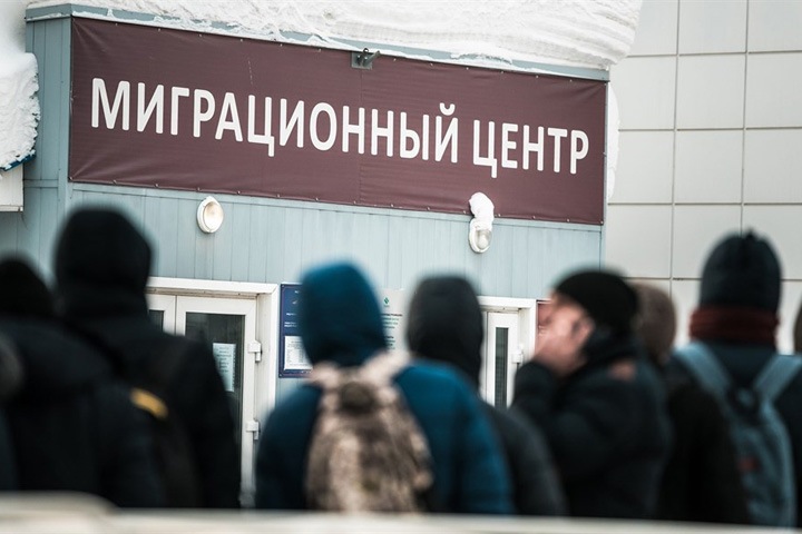 Четверо красноярцев незаконно ввезли в Россию 3,5 тыс. мигрантов из Киргизии