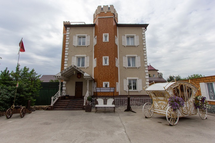 Отель-замок продают под Новосибирском за 42 млн рублей