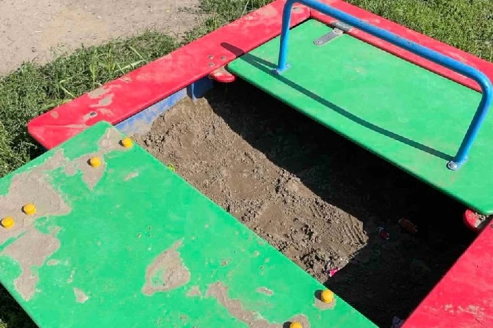 Ребенку оторвало палец ноги крышкой песочницы в Красноярском крае