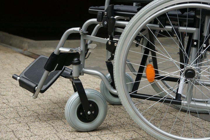 Девочка на Алтае сломала ноги из-за отказа в выдаче инвалидной коляски