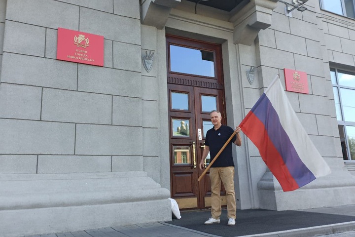 Экс-депутат Госдумы водрузил флаг России на здание мэрии Новосибирска в день 30-летия ГКЧП