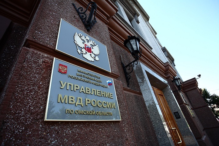 Следователя полиции в Омске заподозрили во внерабочих отношениях с обвиняемым