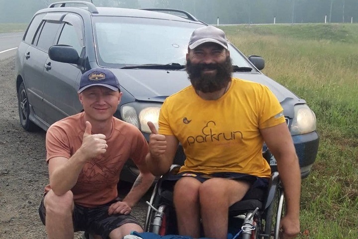 Путешественник из Ачинска добрался на инвалидной коляске до Байкала