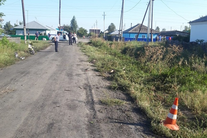 Маленький мальчик погиб под косилкой трактора в Новосибирской области