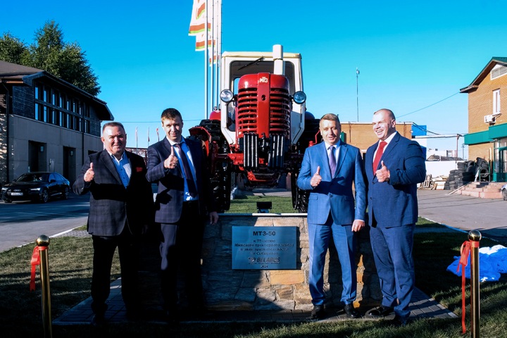 Памятник трактору открыли в Новосибирске