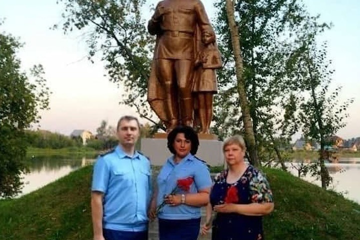 Алтайская прокуратура проверяет своих сотрудников из-за фото у мемориала войны