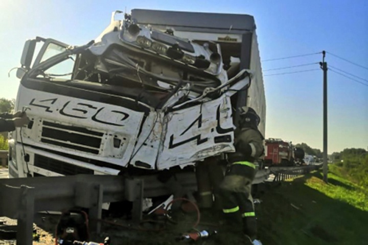 Водитель грузовика погиб в страшной лобовой аварии с бензовозом под Новосибирском