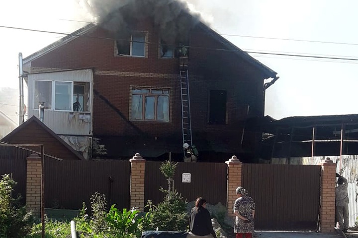 Порыв газопровода произошел при крупном пожаре в Новосибирске