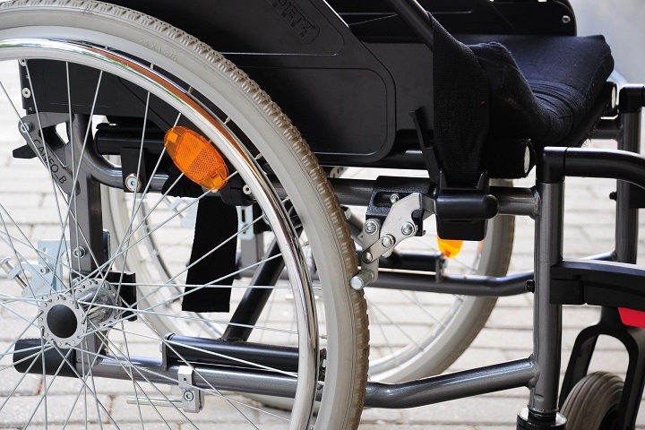 Новосибирцу на инвалидной коляске перегородили доступ к пандусу