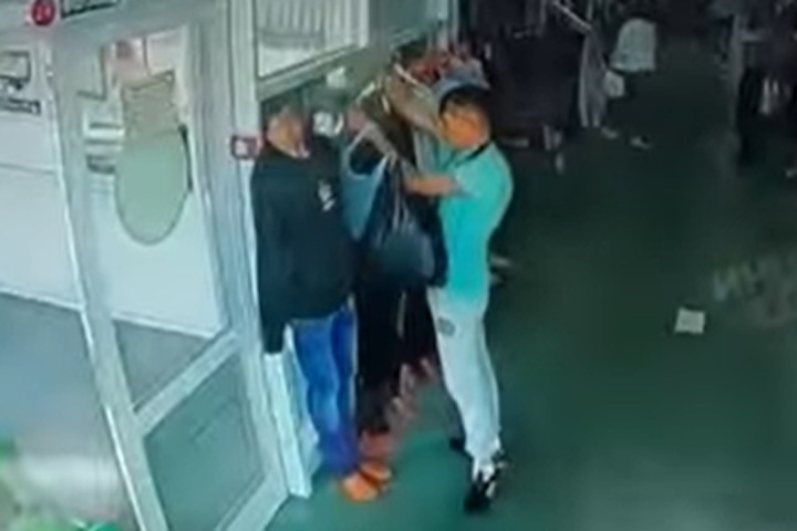 Мужчина ограбил манекена в Кузбассе