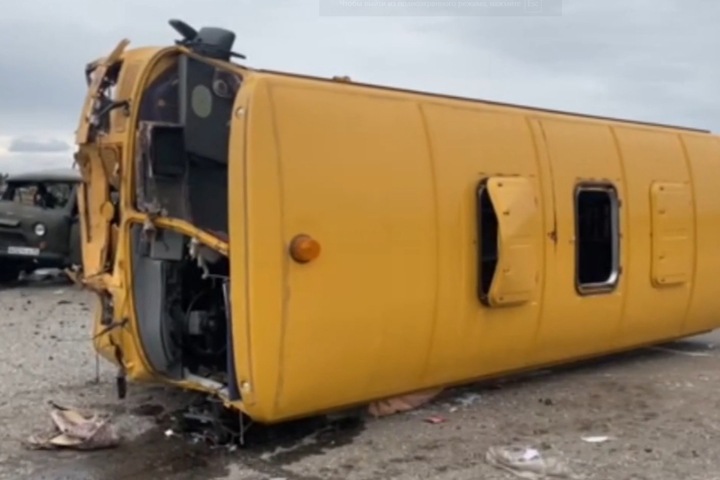 Десять человек пострадали в ДТП со школьным автобусом в Иркутской области