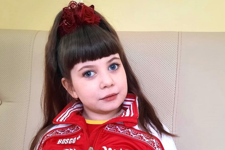 Девочке с ДЦП из Новосибирска нужно дорогое лечение, чтобы лучше говорить и ходить