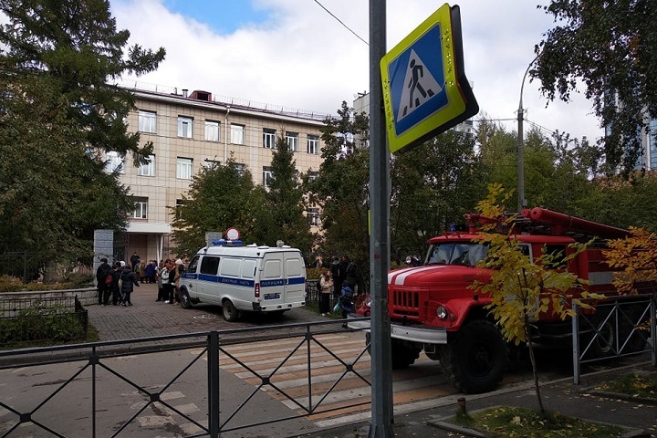 Детей эвакуировали из школы в центре Новосибирска