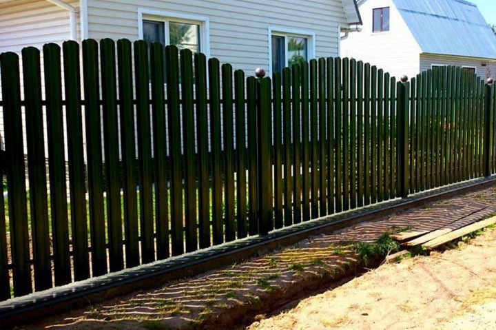Заборы и ограды для загородного дома: какой выбрать?