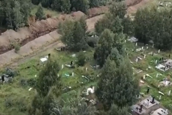 Кладбище в Кузбассе окружили рвом для угольного разреза