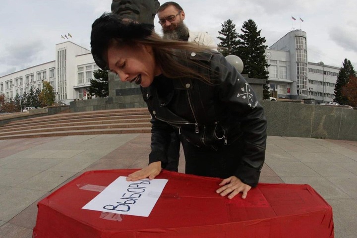 Выборы «похоронили» в Улан-Удэ. К участникам акции пришла полиция