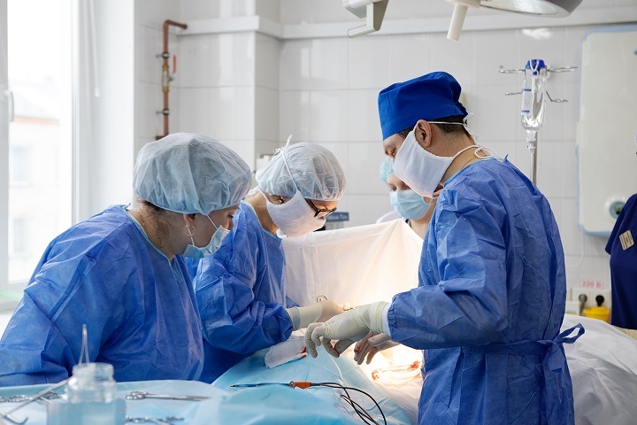 Новосибирские хирурги избавили пациентку от опухолей общим весом более 30 кг