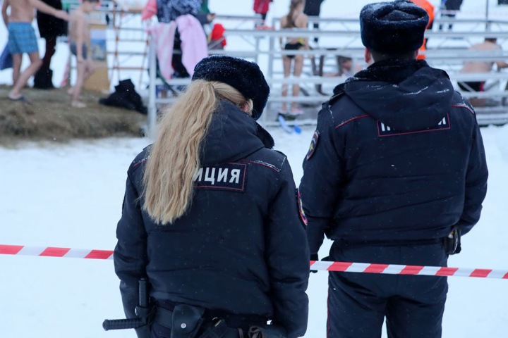 Сотрудницу новосибирской полиции задержали с наркотиками