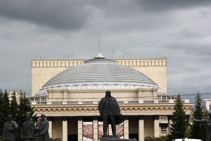 Власти пообещали «апгрейд» елей на центральной площади Новосибирска