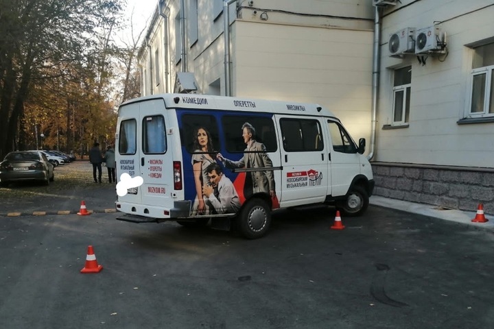 Микроавтобус с рекламой новосибирского музыкального театра сбил ребенка