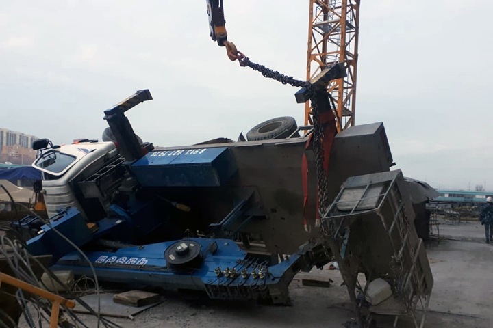 Автовышка рухнула на стройке ЛДС в Новосибирске