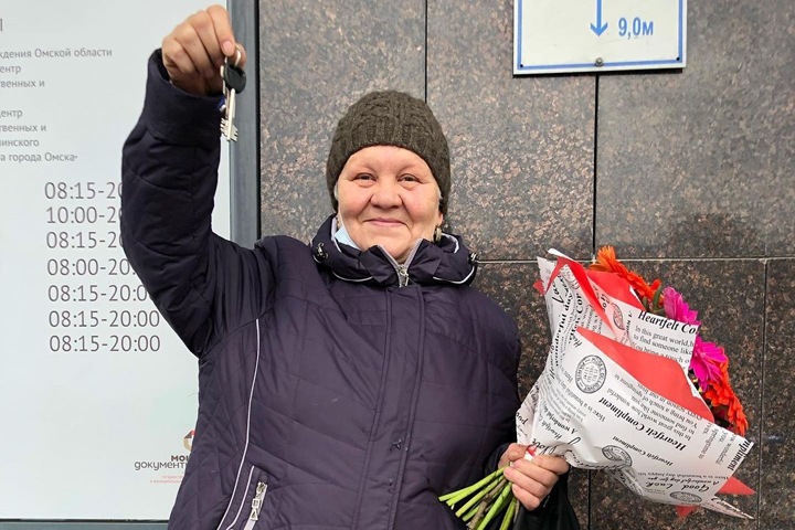 Прожившая 35 лет в бочке омская пенсионерка получила ключи от квартиры, которую ей купили жители