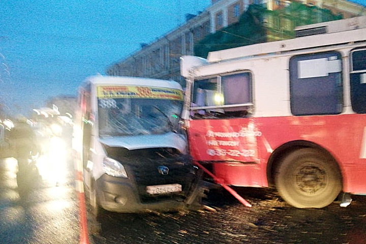 Семеро пострадали при столкновении троллейбуса с маршруткой в Омске