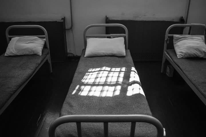 «Так и на дачу могли к себе увезти»: заключенный новосибирского СИЗО рассказал о насильном помещении в туббольницу