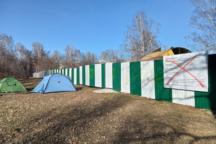 Протестующие против строительства храма в сквере иркутяне разбили палаточный лагерь
