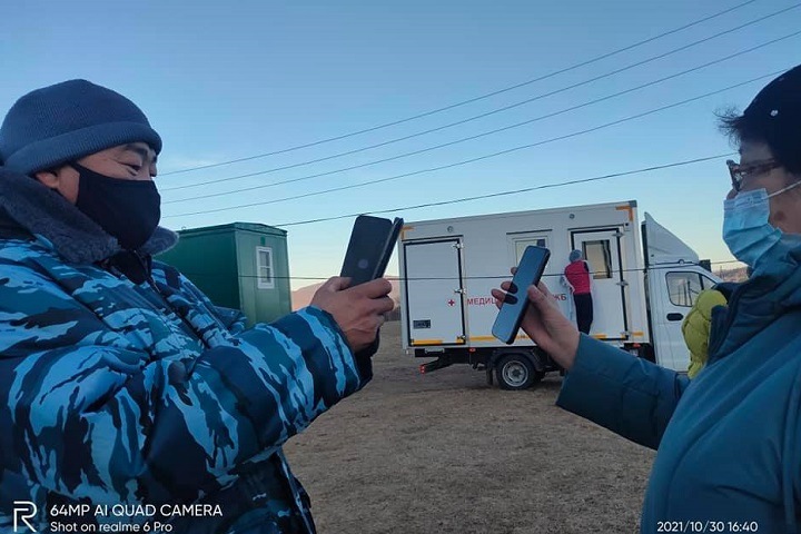Санитарный пост установили на въезде в нацпарк Бурятии. Туристов без QR-кодов и ПЦР не пускают