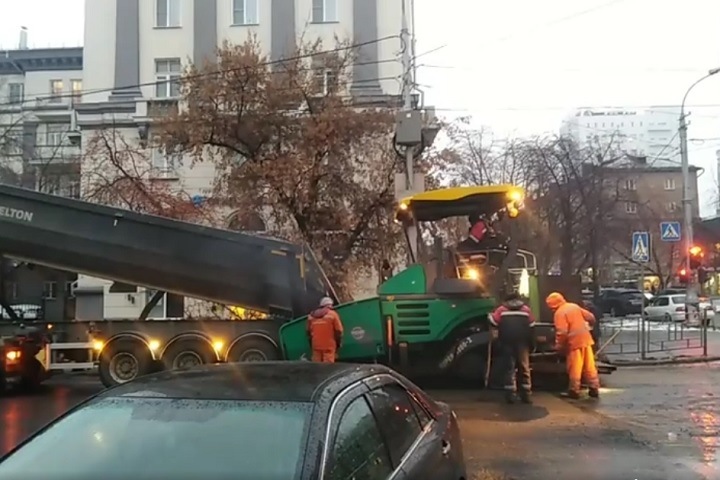 Новосибирские дорожники кладут асфальт под дождем и снегом