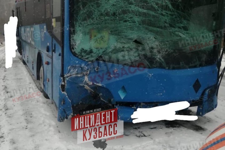 Двое погибли в аварии с детским автобусом в Кузбассе
