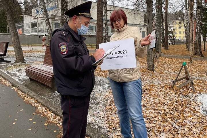 Независимого депутата горсовета Новосибирска вызвали в полицию после пикета в поддержку политзаключенных