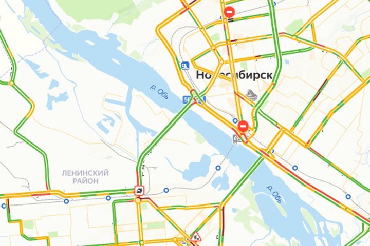 Восьмибалльные пробки сковали Новосибирск во второй «нерабочий день»