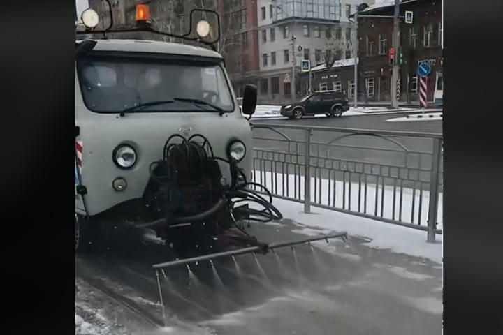 Новосибирские дорожники поливают тротуары в морозы