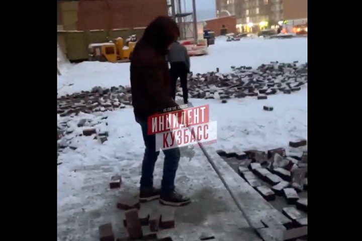 Кемеровские рабочие разломали плитку в знак протеста против задержки зарплат на стройке школы, которую ведет выдавший разрешение «Зимней вишне» экс-чиновник