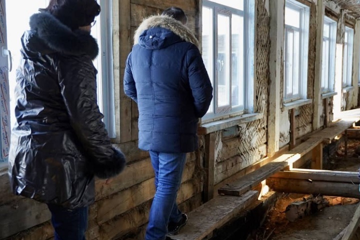 Иркутские власти три года не могут отремонтировать одноэтажную деревянную школу
