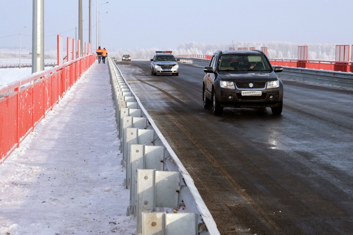 Торжественно открытую новосибирскими властями дорожную развязку закрыли