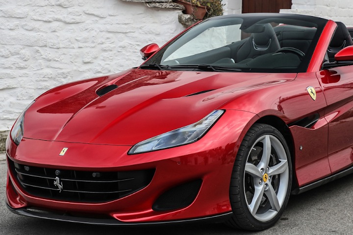 Спорткары Ferrari — яркие цвета и высокие скорости