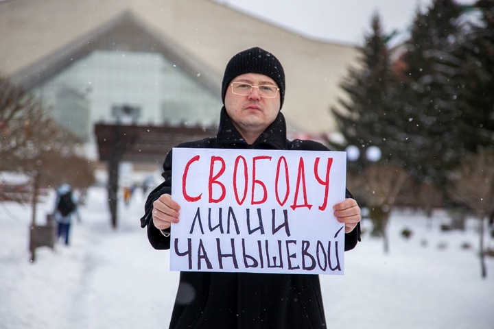 Пикетировавшего здание ФСБ омского активиста задержали по обвинению в «экстремистской» символике