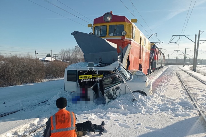 Трое детей погибли в аварии с поездом в Алтайском крае