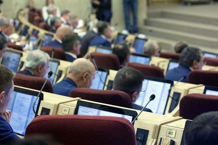 Кто из новосибирских депутатов поддержал введение QR-кодов