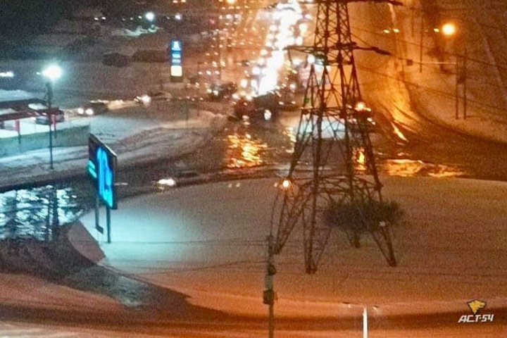 Район Новосибирска затопило из-за прорыва труб