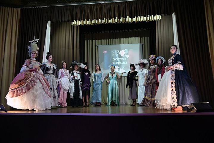 «Раннее рококо»: новосибирская колония провела показ мод