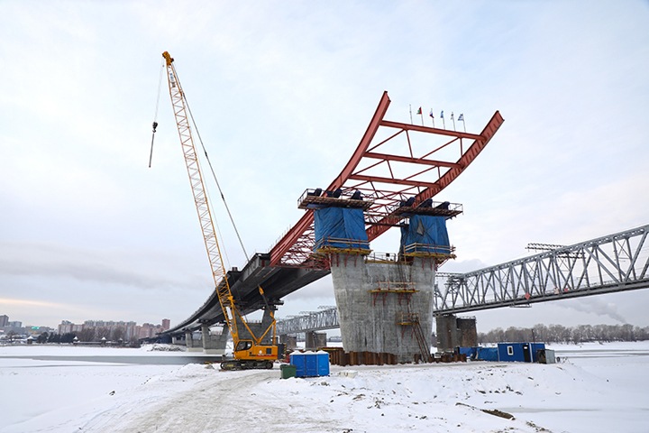 Пролет платного моста Новосибирска перекинули через Обь
