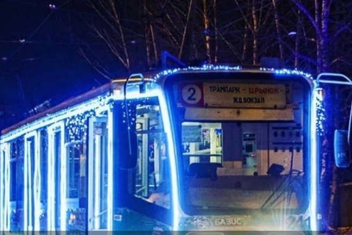 Иркутские трамваи и троллейбусы украсили к Новому году